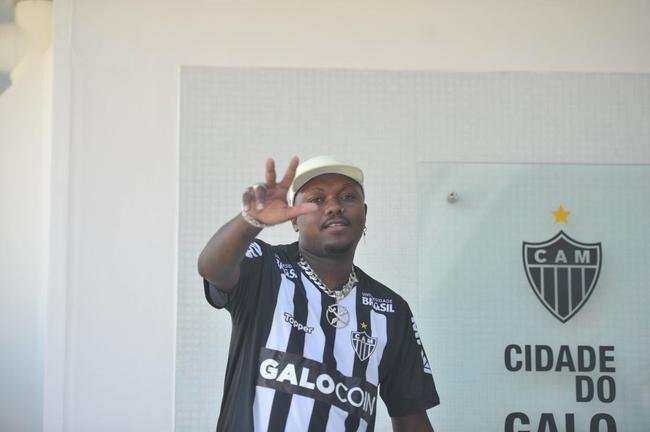 Gustavo Pereira Marques, o rapper Djonga, de 24 anos, vem fazendo sucesso na internet. Astro do estilo musical, o mineiro visitou nesta ter�a-feira a Cidade do Galo, centro de treinamentos do Atl�tico, seu clube de cora��o. O rapper espera que o Alvinegro conquiste t�tulos em 2019. 
