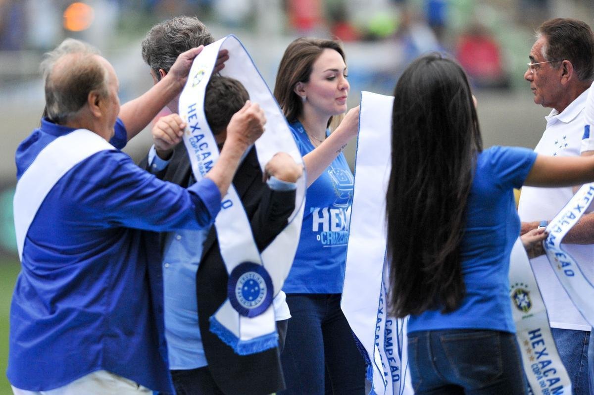 Jogadores, integrantes da comisso tcnica e dirigentes do Cruzeiro recebem faixas alusivas ao ttulo da Copa do Brasil