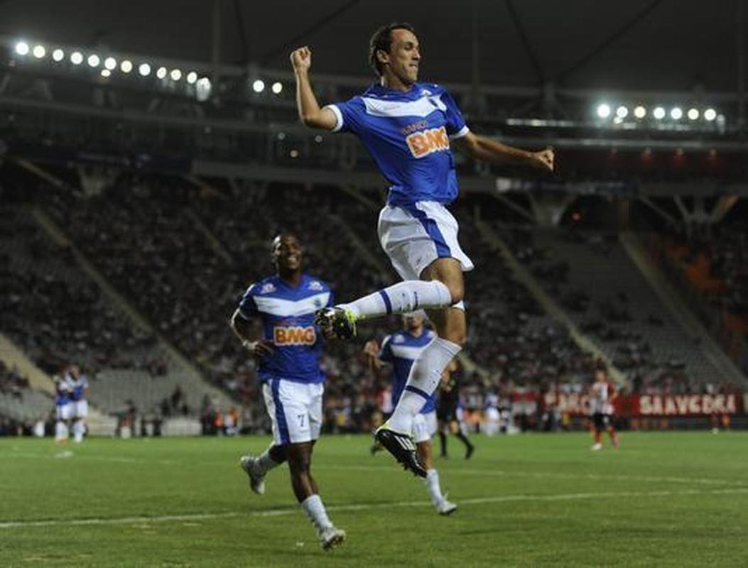 Gilberto comemora gol com Thiago Ribeiro, na vitria de 3 a 0 sobre o Estudiantes,pela Libertadores 2011; neste jogo, Gilberto marcou um golao