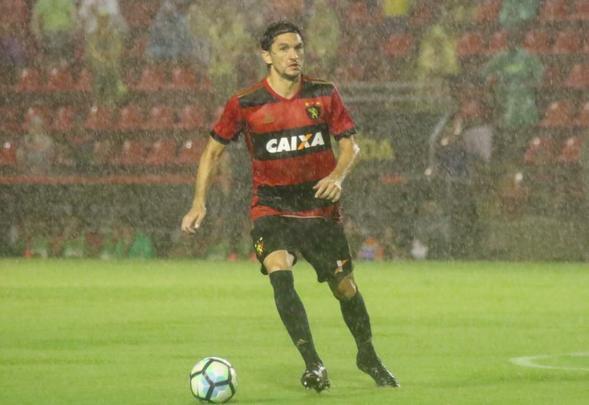 Matheus Ferraz - iniciou a temporada 2017 no Sport e acabou emprestado para o Goiás. O zagueiro, de 32 anos, rescindiu seu contratado com o Leão para assinar em definitivo com o América. A negociação está fechada e seu anúncio como reforço do Coelho se dará nos próximos dias.
