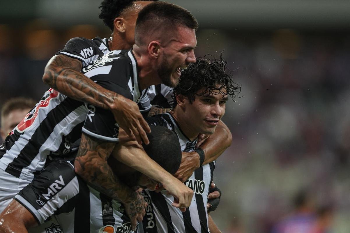 Diego Costa e Hulk marcaram os gols da vitria do Atltico por 2 a 1 sobre o Fortaleza, no Castelo