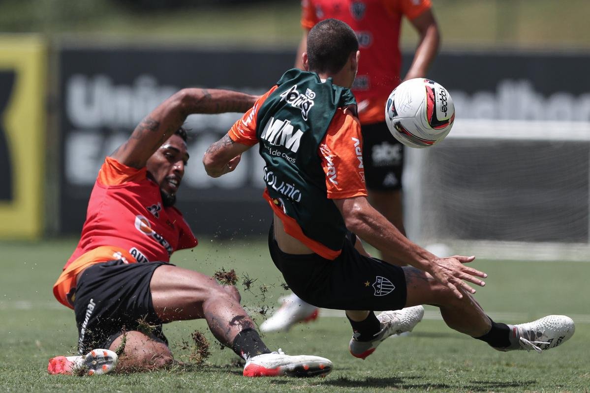 Com seriedade, mas tambm descontrao, o Atltico treinou sob sol forte na manh desta sexta-feira (21), na Cidade do Galo, em Vespasiano. Este foi o quinto dia de pr-temporada para o clube mineiro em 2022, sob o comando do tcnico argentino Antonio 'El Turco' Mohamed. Novas baixas, o volante Allan e o atacante Keno testaram positivo para COVID-19 e no participaram das atividades (ambos cumprem perodo de sete dias de isolamento social).