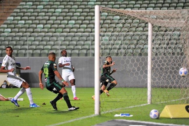 Felipe Azevedo abriu o placar para o Amrica sobre o Grmio: 1 a 0