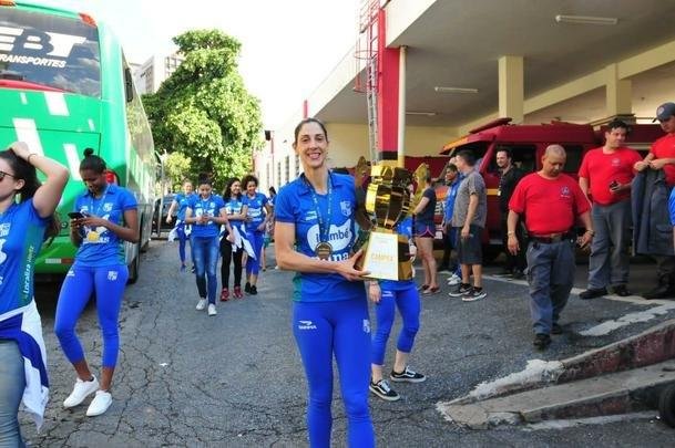 Jogadoras do Minas desfilam em carro do Corpo de Bombeiros pelas ruas de Belo Horizonte e festejam com a torcida a conquista do tricampeonato da Superliga Feminina de Vôlei. Time derrotou Praia Clube por 2 a 0 na série melhor de três da final
