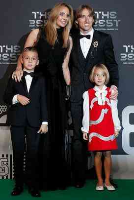 Luka Modric ao lado da esposa Vanja e dos filhos Ivano e Ema 