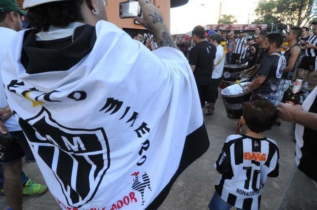 Atleticanos, devotos de 'São Victor', celebram dia da defesa que marcou campanha da Libertadores 2013