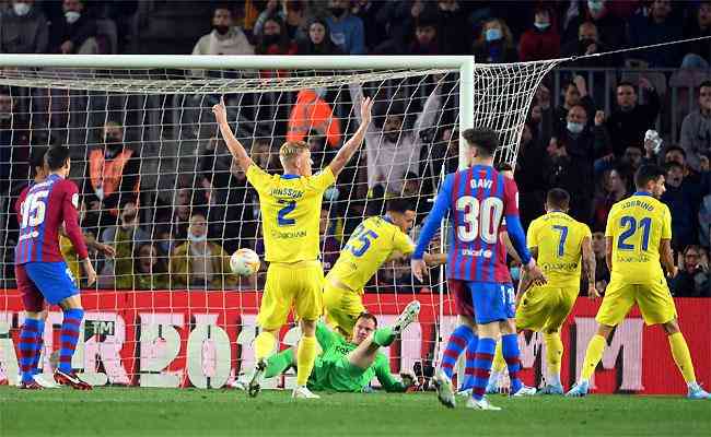 Lucas Pérez comemora o gol da surpreendente vitória do Cádiz sobre o Barcelona no Camp Nou