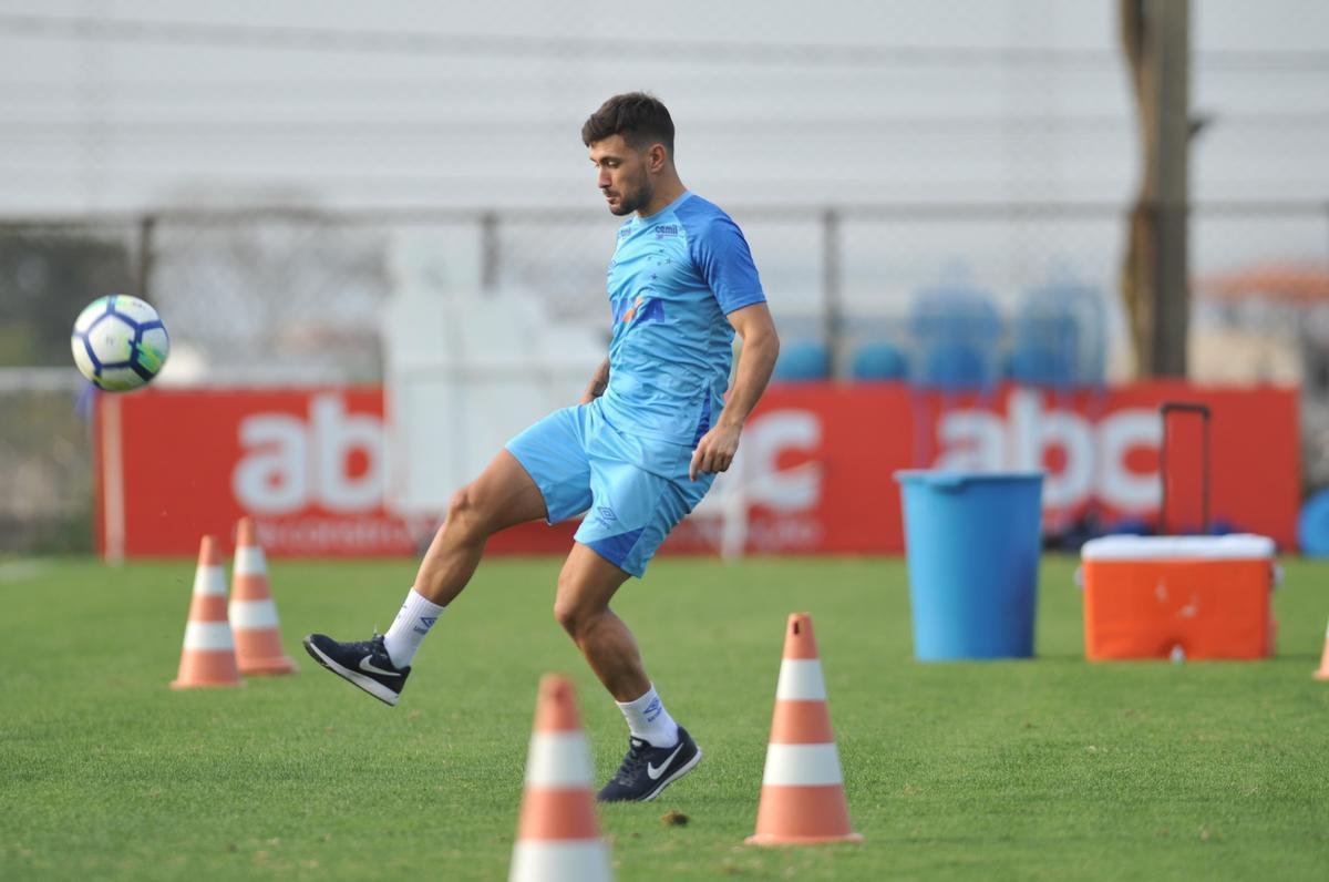 Meia uruguaio De Arrascaeta treinou e est nos planos de Mano para jogo contra o Palmeiras