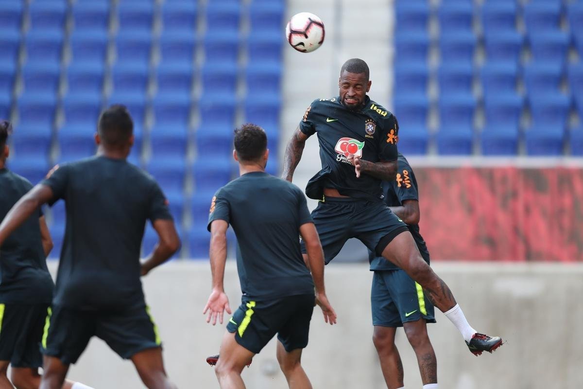 Veja imagens do treino da Seleção Brasileira, com Dedé em campo