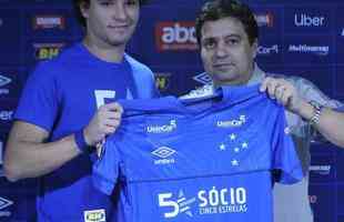 Lateral-esquerdo Dod, de 26 anos, foi apresentado pelo Cruzeiro na Toca; Jos Benedito, pai do lateral, e Jnior Pedroso, empresrio, estiveram presentes