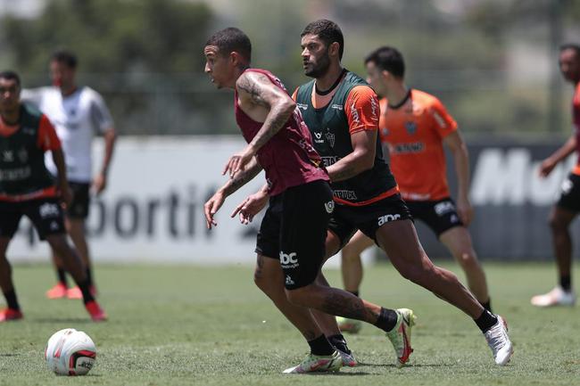 Com seriedade, mas tambm descontrao, o Atltico treinou sob sol forte na manh desta sexta-feira (21), na Cidade do Galo, em Vespasiano. Este foi o quinto dia de pr-temporada para o clube mineiro em 2022, sob o comando do tcnico argentino Antonio 'El Turco' Mohamed. Novas baixas, o volante Allan e o atacante Keno testaram positivo para COVID-19 e no participaram das atividades (ambos cumprem perodo de sete dias de isolamento social).