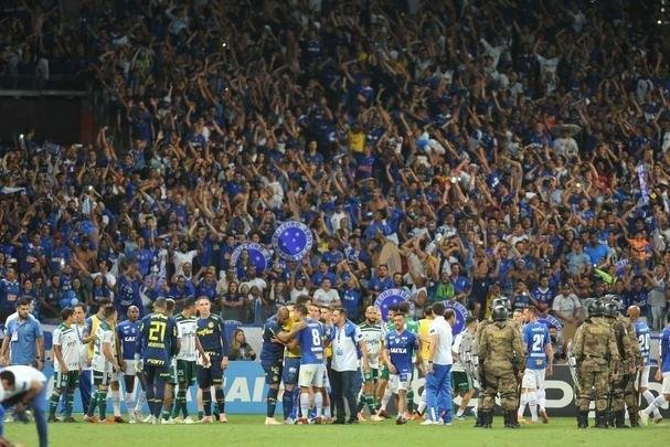 Depois da classificao diante do Palmeiras, jogadores e torcida do Cruzeiro festejaram no Mineiro a passagem  final da Copa do Brasil