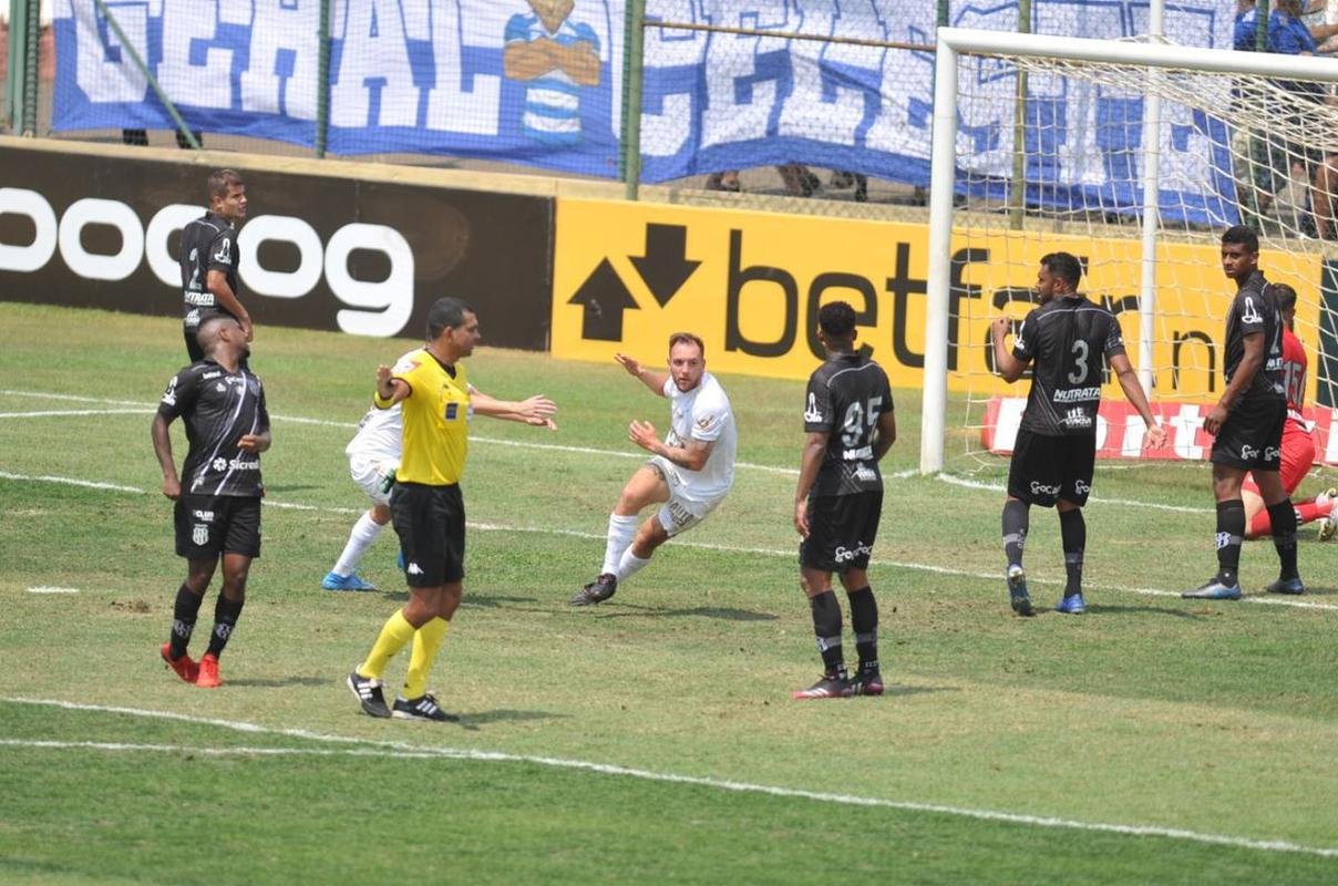 Cruzeiro e Ponte Preta se enfrentaram numa manh de forte calor em Sete Lagoas