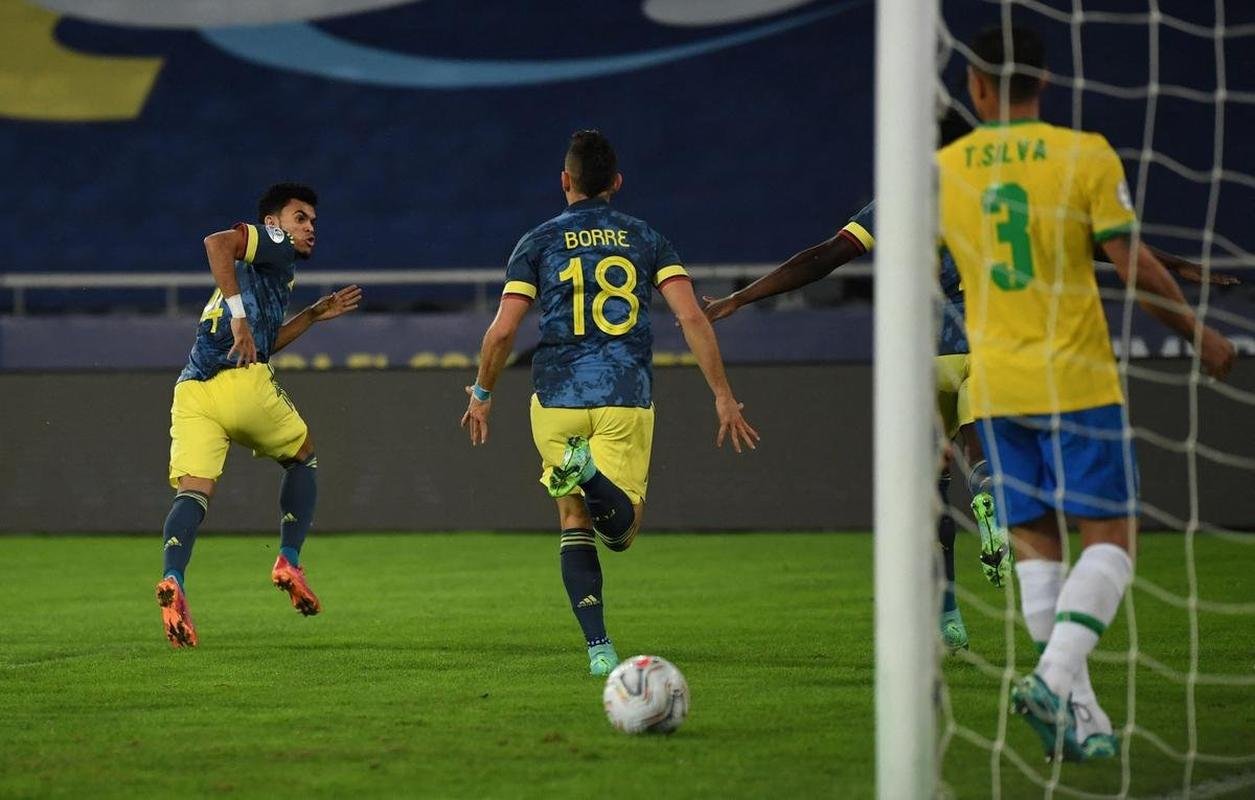 Brasil e Colmbia se enfrentaram no Estdio Nilton Santos, pelo Grupo B da Copa Amrica 