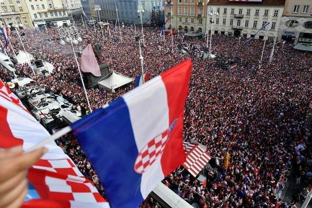 Reaes da torcida croata em Zagreb depois da perda do ttulo da Copa do Mundo para a Frana