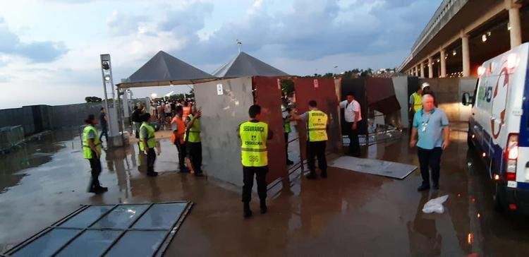 Torcedores são atendidos depois de briga generalizada no Mineirão, iniciada logo após o clássico entre Cruzeiro e Atlético. Tudo começou com invasão de atleticanos em camarotes de cruzeirenses. Segurança privada do estádio demorou a chegar e a conter o atrito. PM, também atrasada, precisou usar bombas de efeito moral. Imagens mostram atendimento dos feridos.