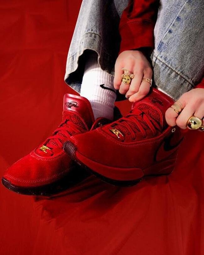 O tnis LFC Nike LeBron XX Low tem a cor dos Reds como base e detalhes em preto

