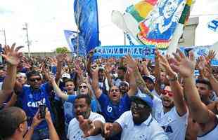 Torcedores do Cruzeiro foram  Toca da Raposa II prestar incentivo ao time antes de final da Copa do Brasil