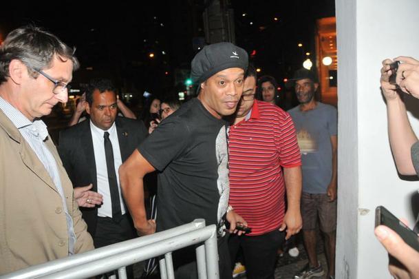 Ronaldinho chegou com duas horas de atraso  sede, onde recebeu homenagem do Atltico