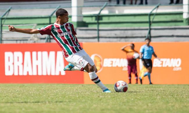 Aos 17 anos, Esquerdinha pode receber chance no Fluminense; ele nem era nascido quando Marcelo estreou como profissional