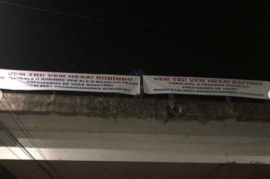 Faixas de incentivo para os jogadores e o tcnico Mano Menezes