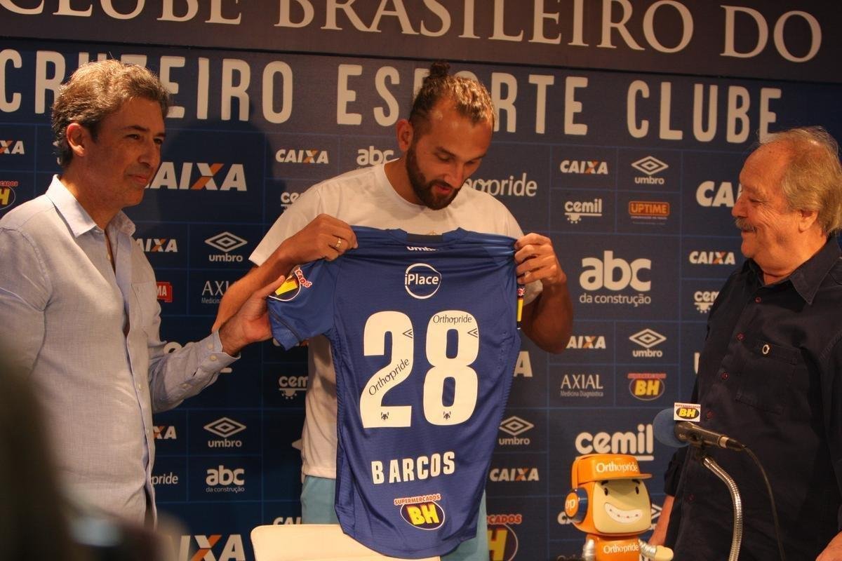 Atacante Barcos, o 'Pirata', vestiu a camisa 28 do Cruzeiro e falou sobre desejo de conquistar muitos ttulos