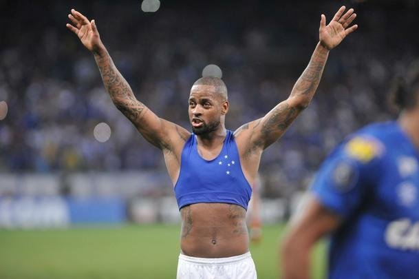 Aliviados com a classificao, jogadores do Cruzeiro fizeram festa com a torcida, no Mineiro