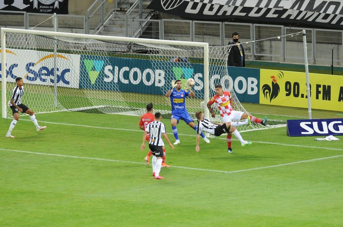 Fotos do primeiro jogo da deciso do Campeonato Mineiro, entre Atltico e Tombense, no Mineiro, em Belo Horizonte.
