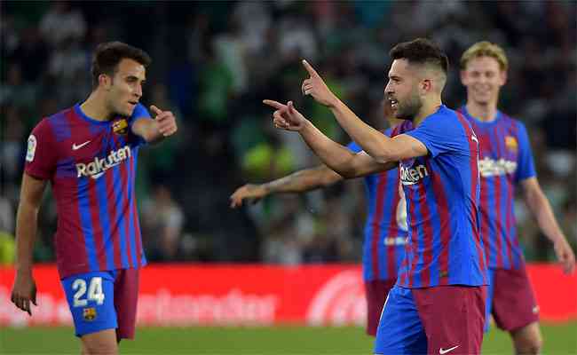 Jordi Alba comemora: Barcelona vence fora de casa e está na Liga dos Campeões