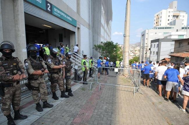 Torcida do Cruzeiro chega ao Independncia para o primeiro jogo com pblico no estdio durante a pandemia