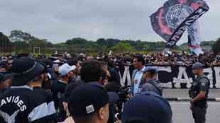 FOTOS: Protesto no CT do Corinthians tem caixão, xingamentos e mais