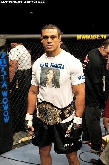 O Fenmeno ainda faturou o cinturo dos meio-pesados em 2004