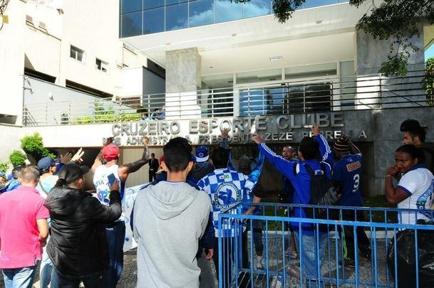 Torcida do Cruzeiro protesta contra a diretoria do clube na porta da sede