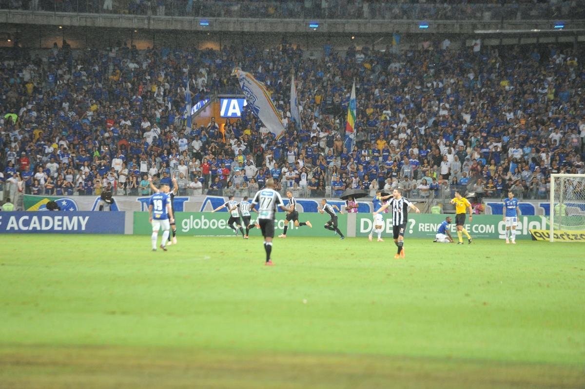 Fotos de Cruzeiro x Cear, no Mineiro, em jogo atrasado da 27 rodada do Brasileiro