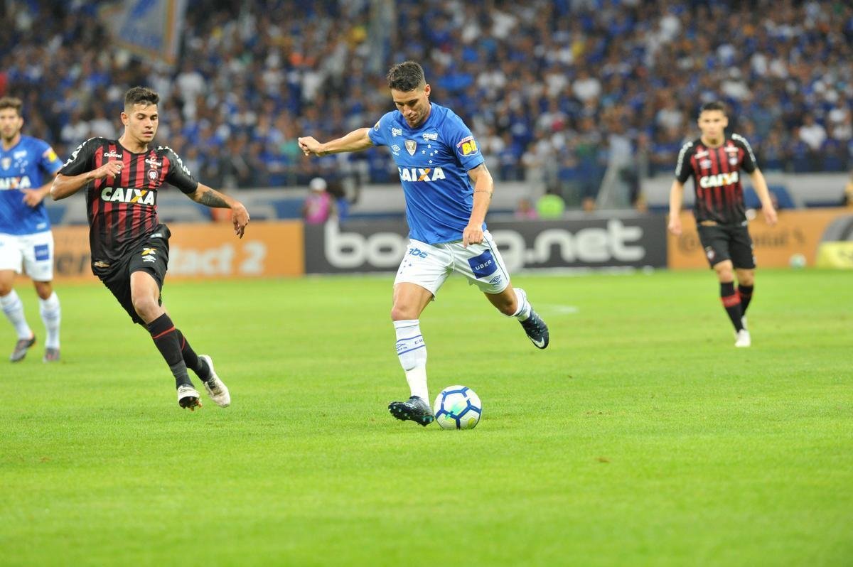 Lances do primeiro tempo da partida entre Cruzeiro e Atltico-PR, no Mineiro, pelas oitavas de final da Copa do Brasil