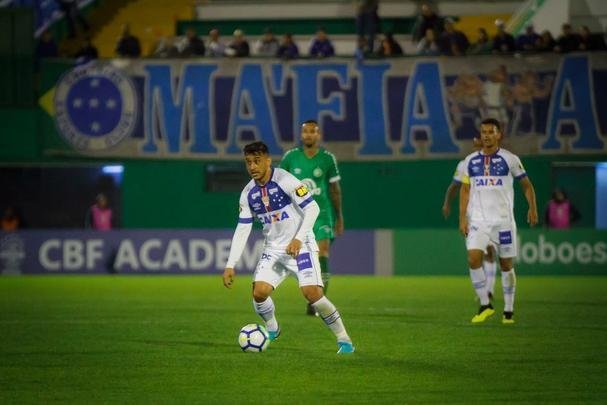 Cruzeiro perde para Chapecoense em jogo que teve atraso por causa de pane em refletores