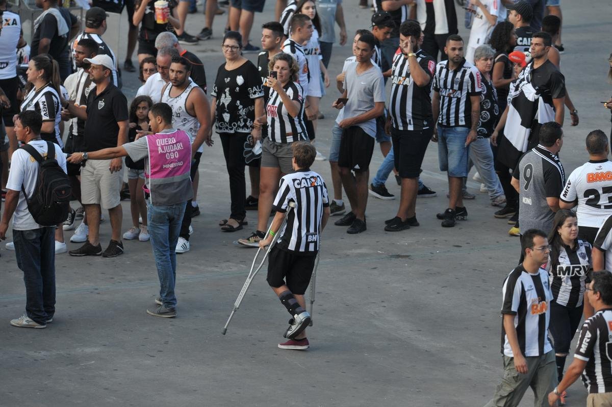 Torcedores do Atltico enfrentaram longas filas para entrar no Mineiro, por causa de problema no sistema do programa Galo na Veia
