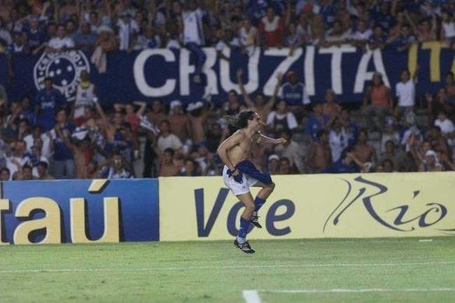 ...e Sorn sai comemorando o gol junto com os 70 mil presentes no Mineiro!