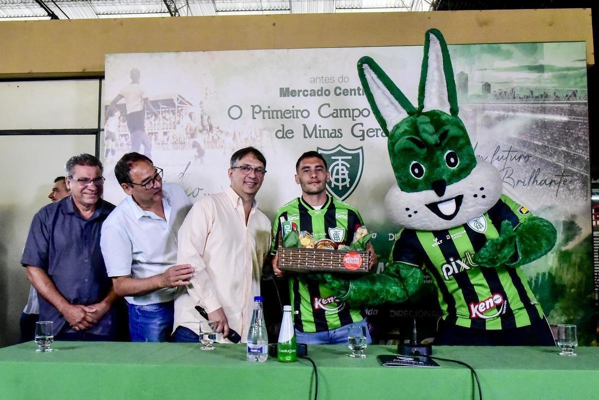 O meia argentino Emmanuel Martinez foi apresentado pelo Am�rica nesta ter�a-feira (16/8), em evento realizado no Mercado Central, em Belo Horizonte. 