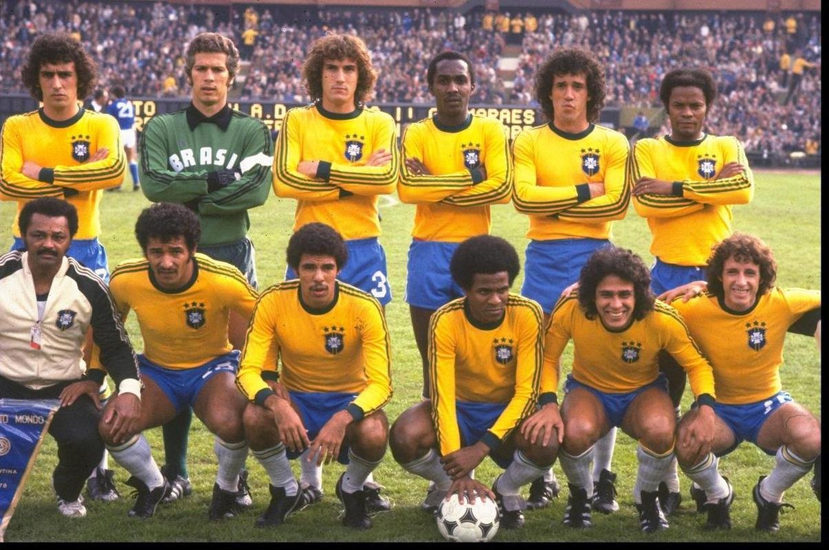 1978 - Seleo Brasileira teve as trs listras da Adidas na camisa de 1978, nica Copa em que a marca alem patrocinou o Brasil