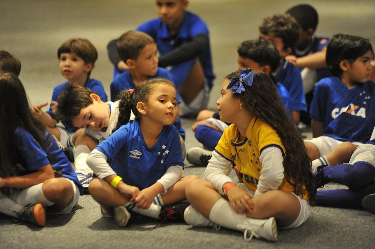 Torcida do Cruzeiro encarou frio e crise de abastecimento para apoiar o time contra o Palmeiras, no Mineiro