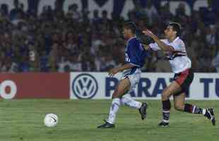 
Em 2000, o Cruzeiro conquistou o tricampeonato da Copa do Brasil com virada sobre o So Paulo, no Mineiro, por 2 a 1. Para loucura da torcida, o gol decisivo saiu aos 46 minutos do segundo tempo: Geovanni bateu falta rasteiro, forte. A bola passou pela barreira e balanou a rede de Rogrio Ceni. 

