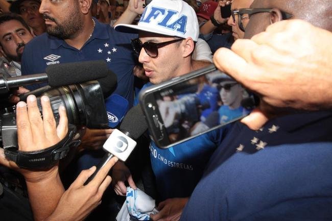 Rodriguinho foi muito festejado pela torcida do Cruzeiro na chegada a Belo Horizonte