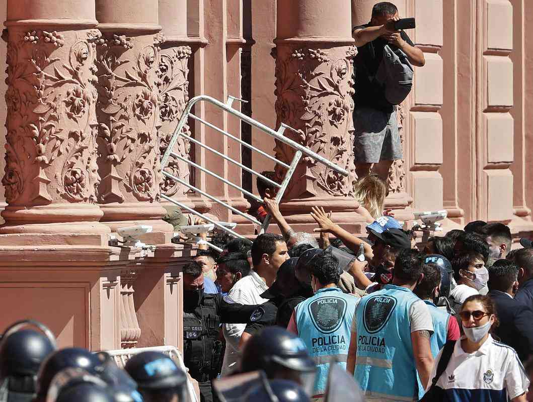 Por volta das 15h30, um tumulto obrigou a polcia a encerrar o velrio de Maradona na Casa Rosada, em Buenos Aires