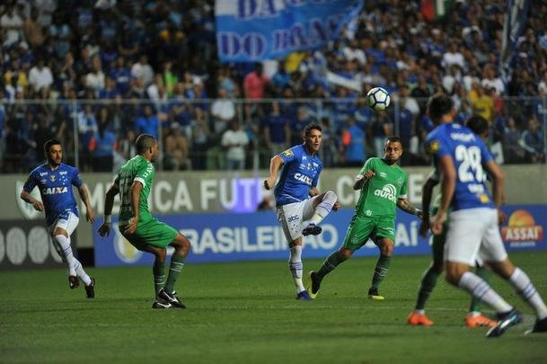 Com gols de Thiago Neves, Arrascaeta e Ded, Cruzeiro goleou a Chapecoense por 3 a 0