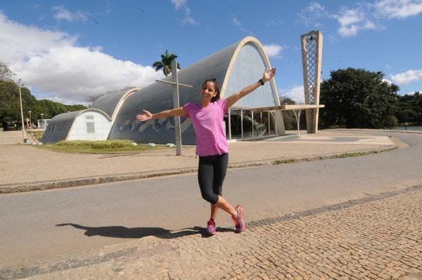 Em BH h seis meses, nadadora mora no Gutierrez e treina na Pampulha  