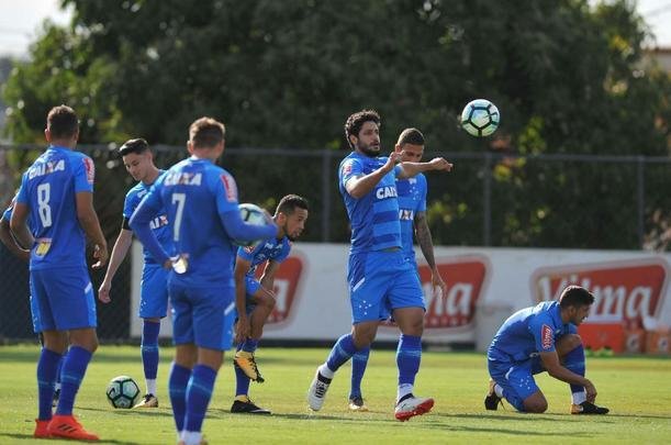 Jogadores do Cruzeiro trabalharam em tom descontrado na Toca da Raposa antes de final com Flamengo