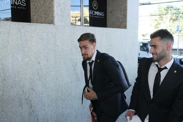 Repleta de estrelas, Seleo Uruguaia chegou a Belo Horizonte no comeo da tarde para a disputa da Copa Amrica. Cavani e Surez, as principais estrelas, mostraram muita simpatia. O meia De Arrascaeta, ex-Cruzeiro, atendeu a um f, mas passou pela imprensa sem dar entrevistas