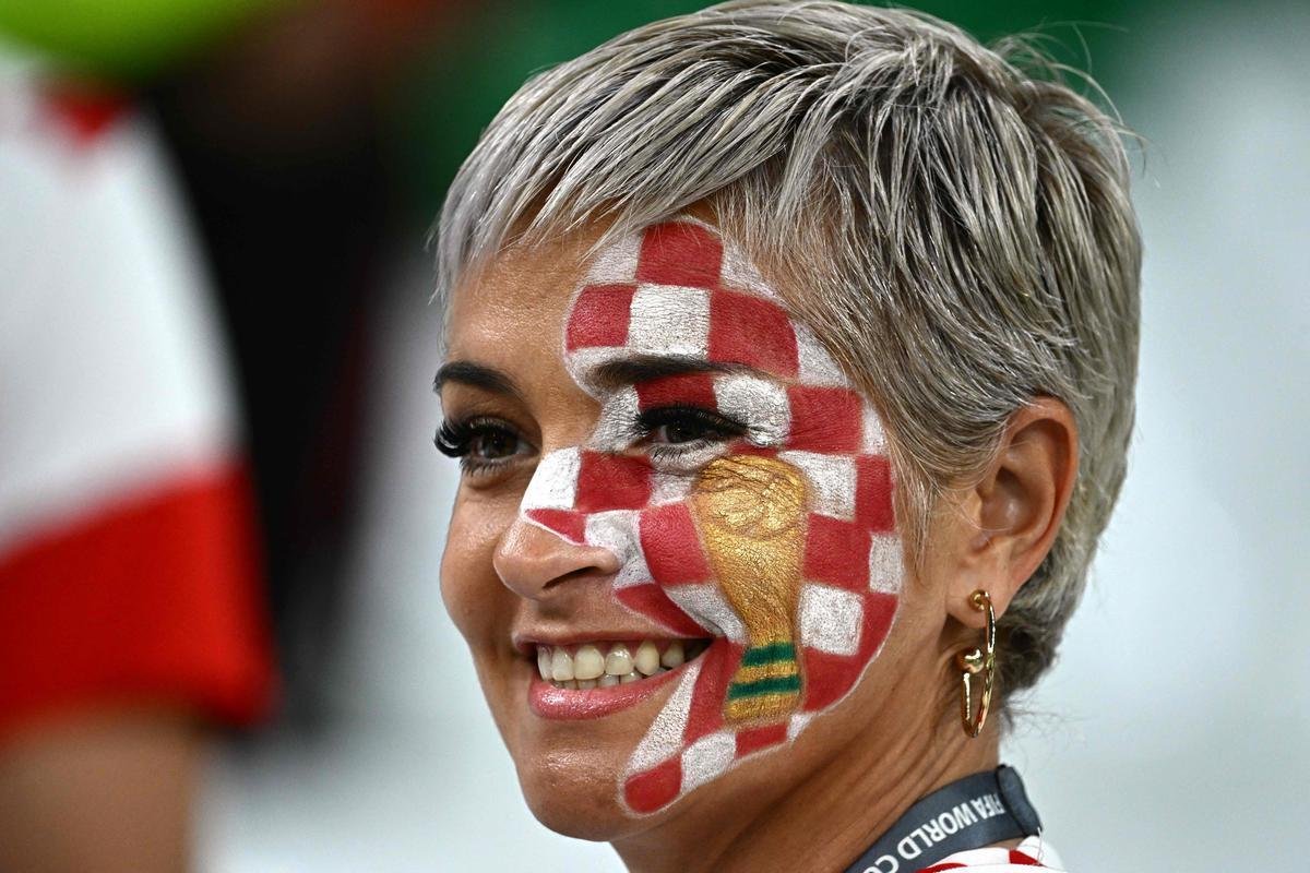 Fotos das torcidas de Brasil e Crocia no Estdio da Educao, em Al-Rayyan, no Catar, em duelo pelas quartas de final da Copa do Mundo