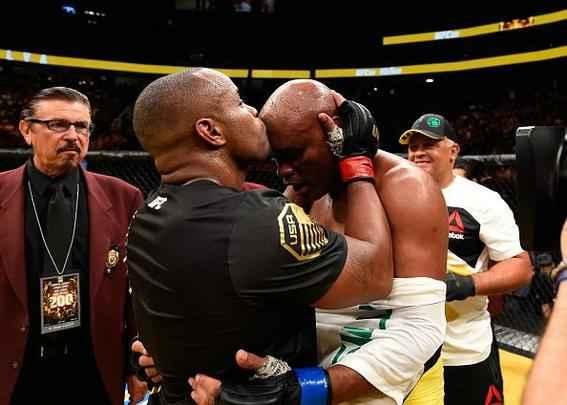 Fotos da derrota de Anderson Silva para Daniel Cormier no UFC 200